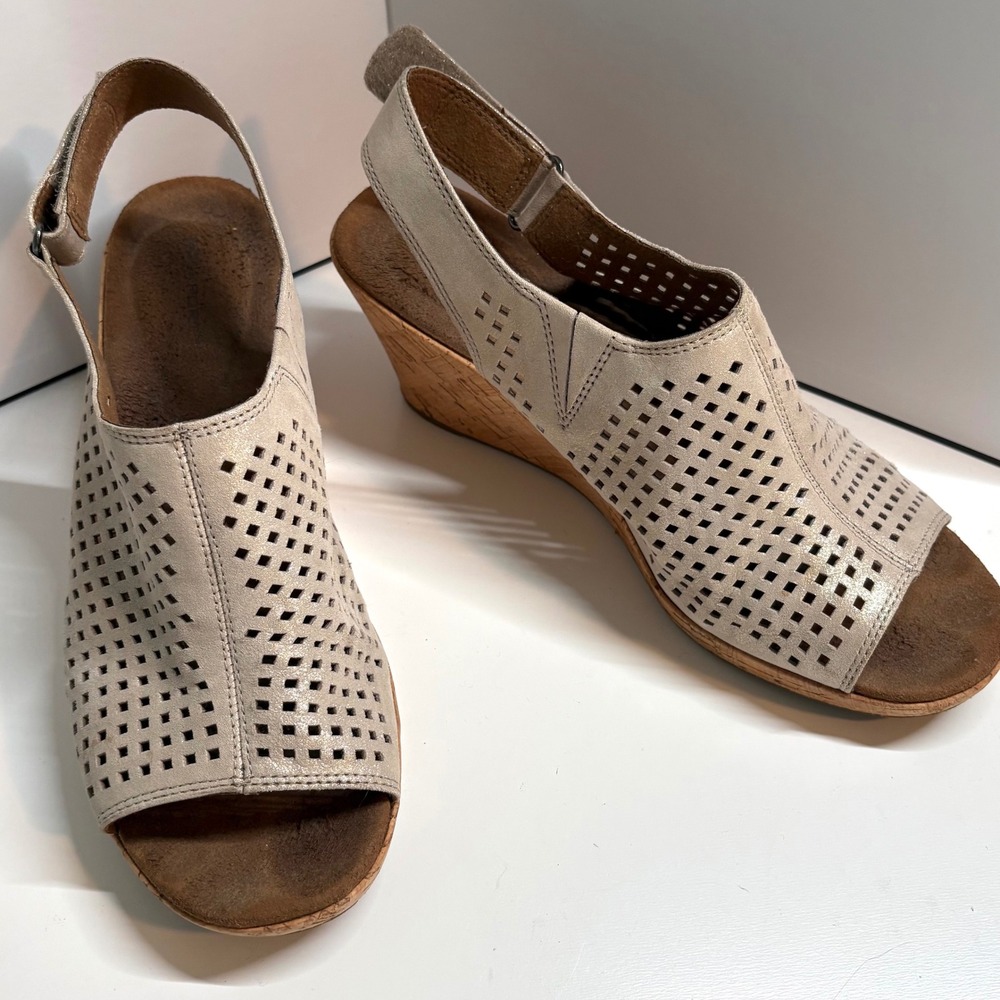 Rockport Taupe Metallic Briah Perforated Sling Open Toe Wedge Sandal in Size 9.5